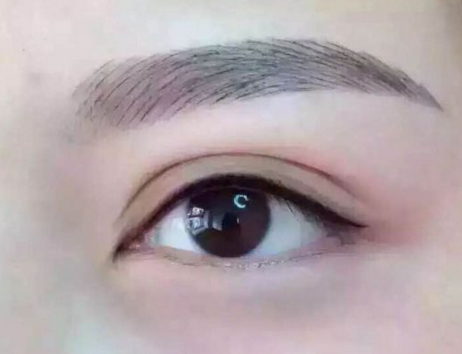 为什么在纹美瞳线时会晕色？